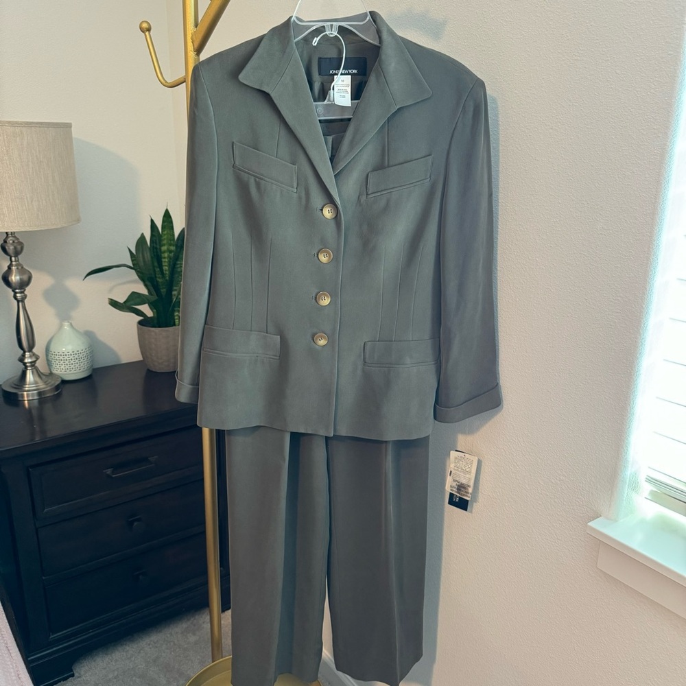 NWT Jones New York Silk Pant Suit - Olive Green - Blazer 10 Pants 8